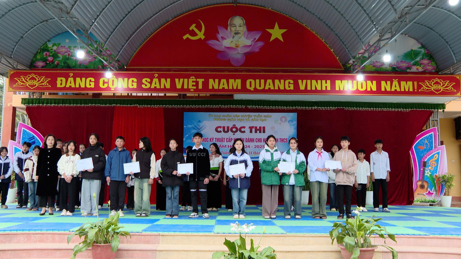 BÀ ĐẶNG THỊ HỒNG HẠNH TRAO GIẢI CHO CÁC DỰ ÁN ĐẠT GIẢI TƯ