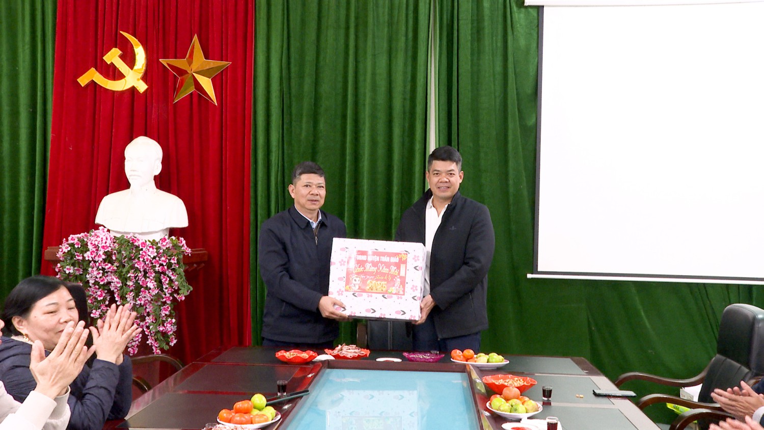 Lãnh đạo huyện Tuần Giáo thăm, động viên một số đơn vị trên địa bàn  dịp cuối năm 2024