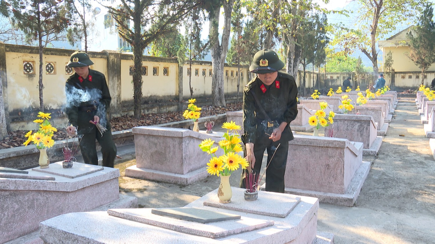 CÁC TÂN BINH THẮP HƯƠNG TẠI CÁC PHẦN MỘ