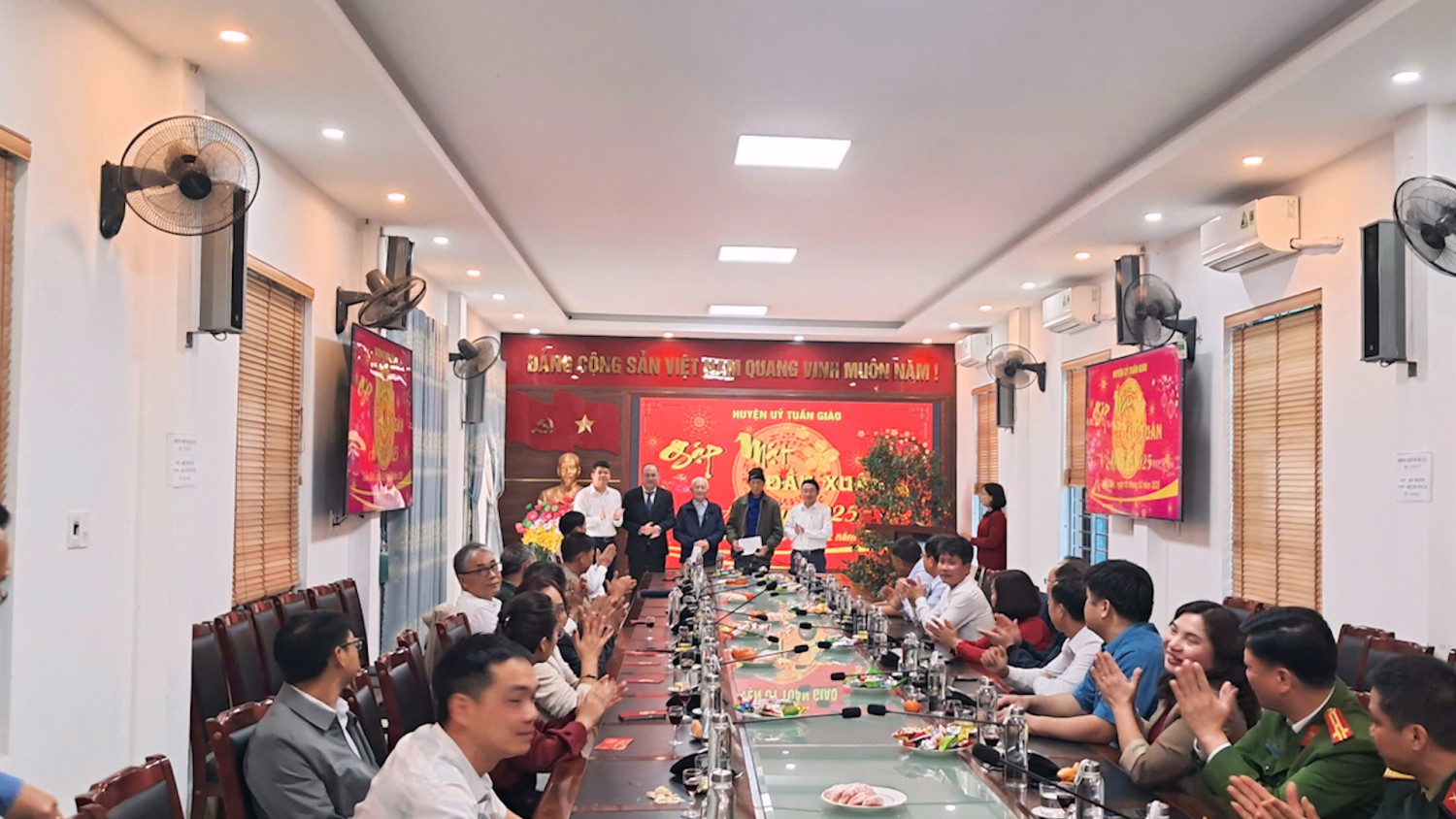 Trao quà tới hai đảng viên trên 60 năm tuổi Đảng