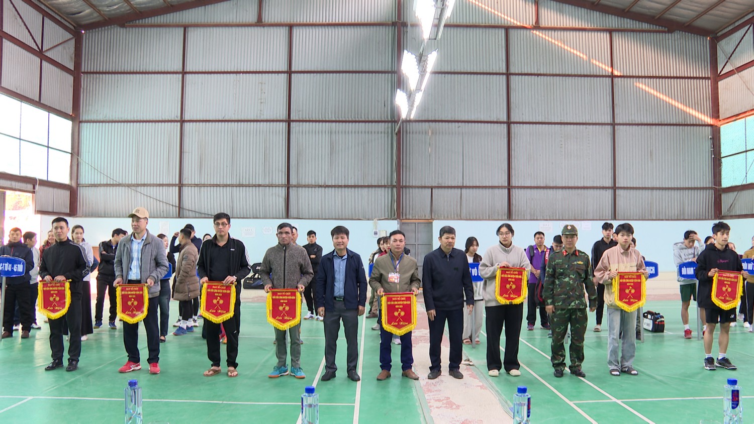 ĐẠI DIỆN CÁC ĐƠN VỊ THAM GIA GẢI NHẬN CỜ LƯU NIỆM