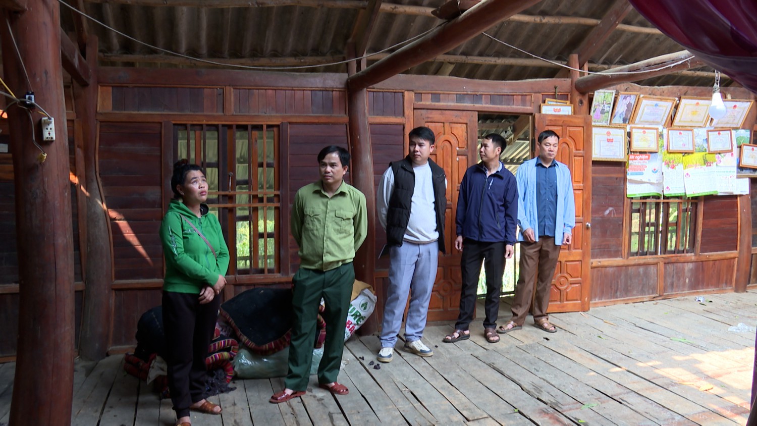 LÃNH ĐẠO XÃ CHIỀNG SINH THĂM ĐỘNG VIÊN HỘ GIA ĐÌNH CHỊ LÒ THỊ CHUNG BỊ TỐC MÁI TẠI BẢN DỬN