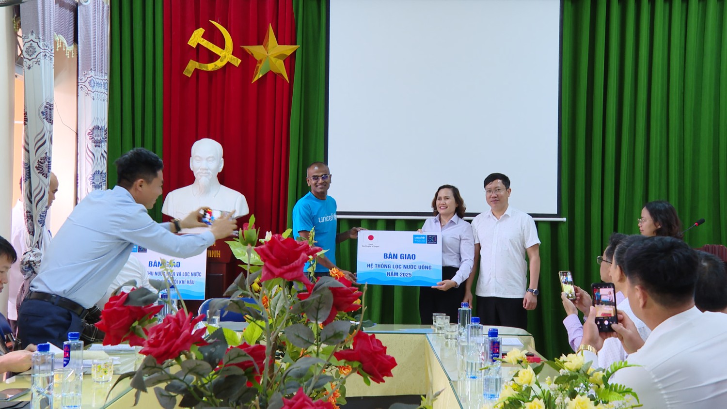 Đại diện chương trình Vì sự sống còn, phát triển và môi trường của trẻ em UNICEF Việt Nam trao biển tượng trưng cho các đơn vị thụ hưởng