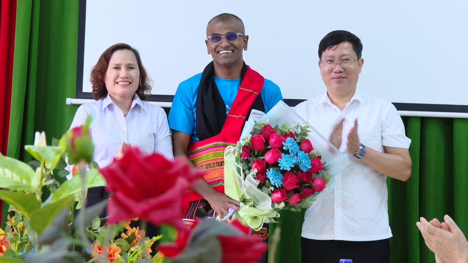 Đại diện đơn vị thu hưởng tặng quà lưu niệm cho ông Maharajan Muthu Trưởng chương trình Vì sự sống còn, phát triển và môi trường của trẻ em – UNICEF Việt Nam