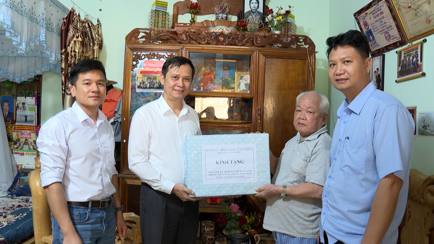 ĐC ĐINH BẢO DŨNG CÙNG TẶNG QUÀ ÔNG TRẦN VĂN TÔN, BẢN LÉ XÔM XÃ QUÀI TỞ
