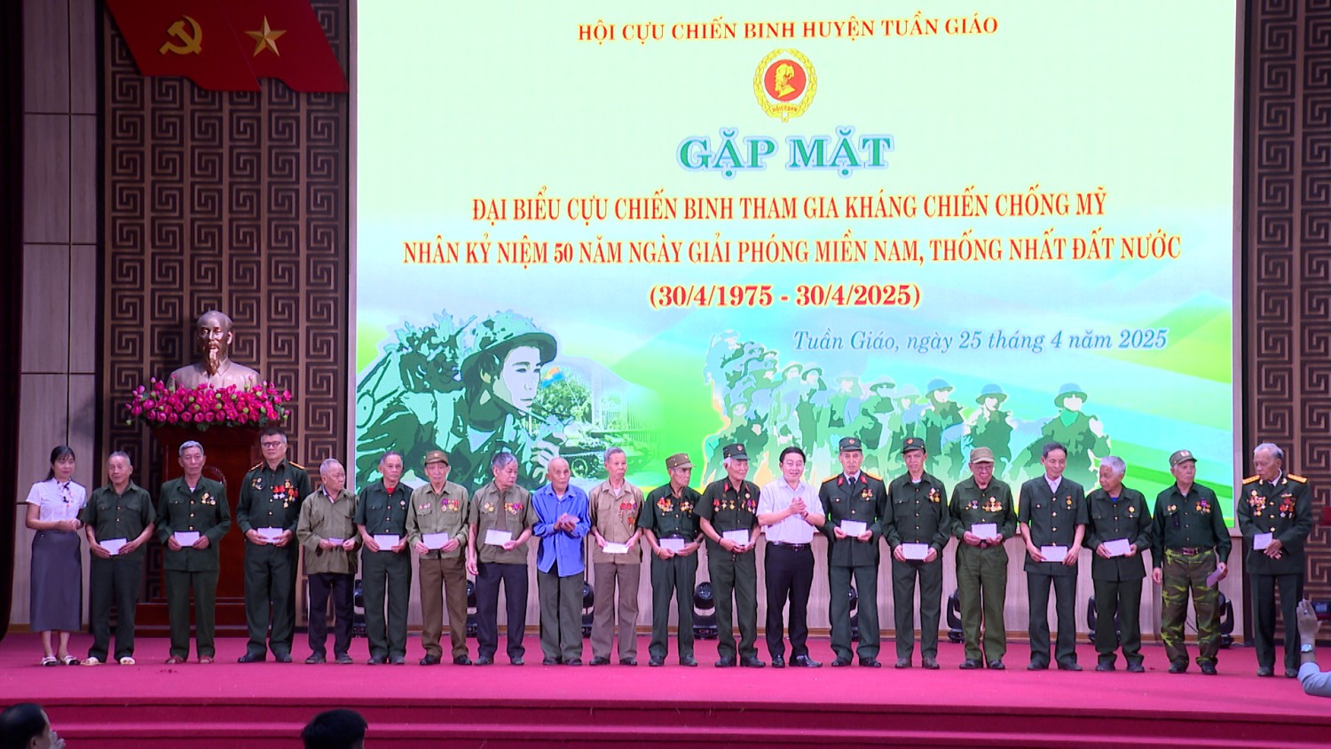 ĐC GIÀNG A DẾ VÀ ĐC LƯỜNG THỊ NHUNG TẶNG QUÀ CHO CCB LÀ THƯƠNG BINH, NHIỄM CHẤT ĐỘC DA CAM TRONG KHÁNG CHIẾN CHỐNG MỸ