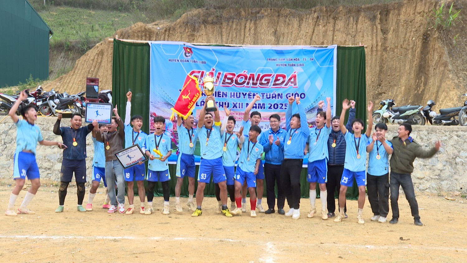 ĐỘI BÓNG VÔ ĐỊCH FC MÙN CHUNG