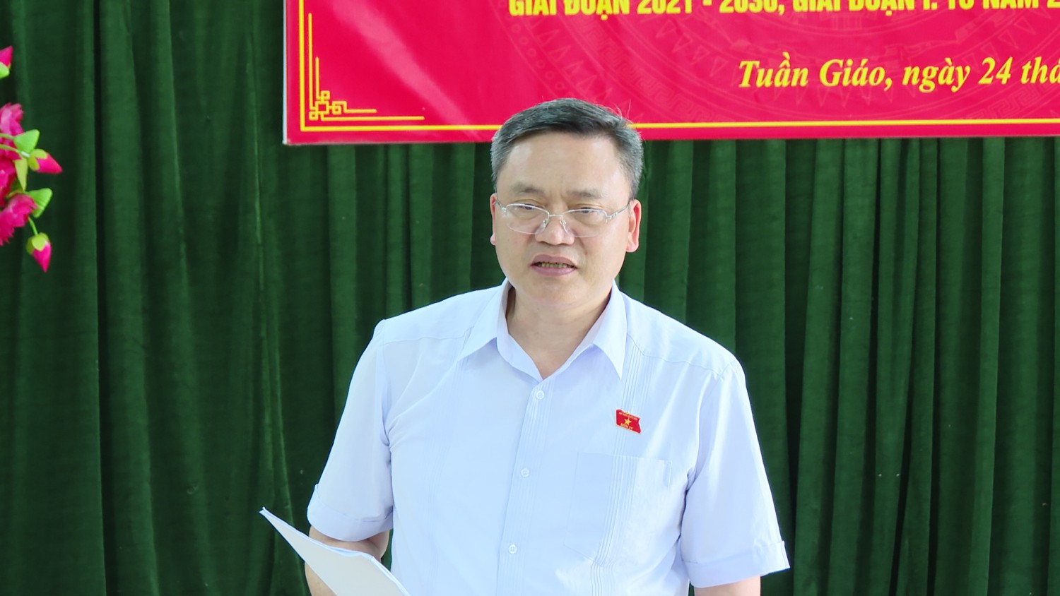 Đồng chí Quàng Văn Hương Phó Chủ tịch Hội đồng Dân tộc phát biểu tại buổi làm việc