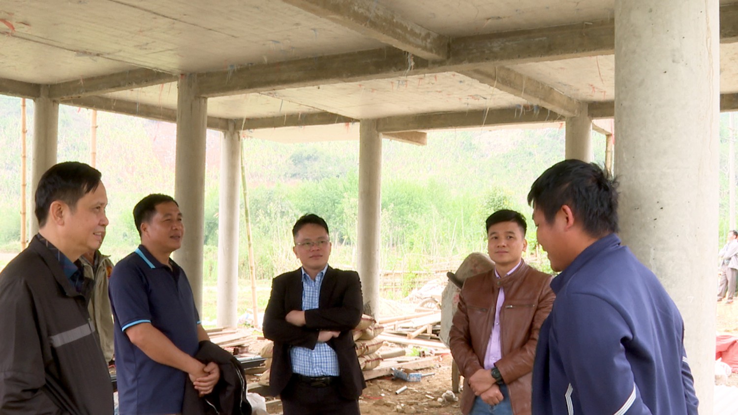 kiểm tra làm nhà tại xã Mường Mùn