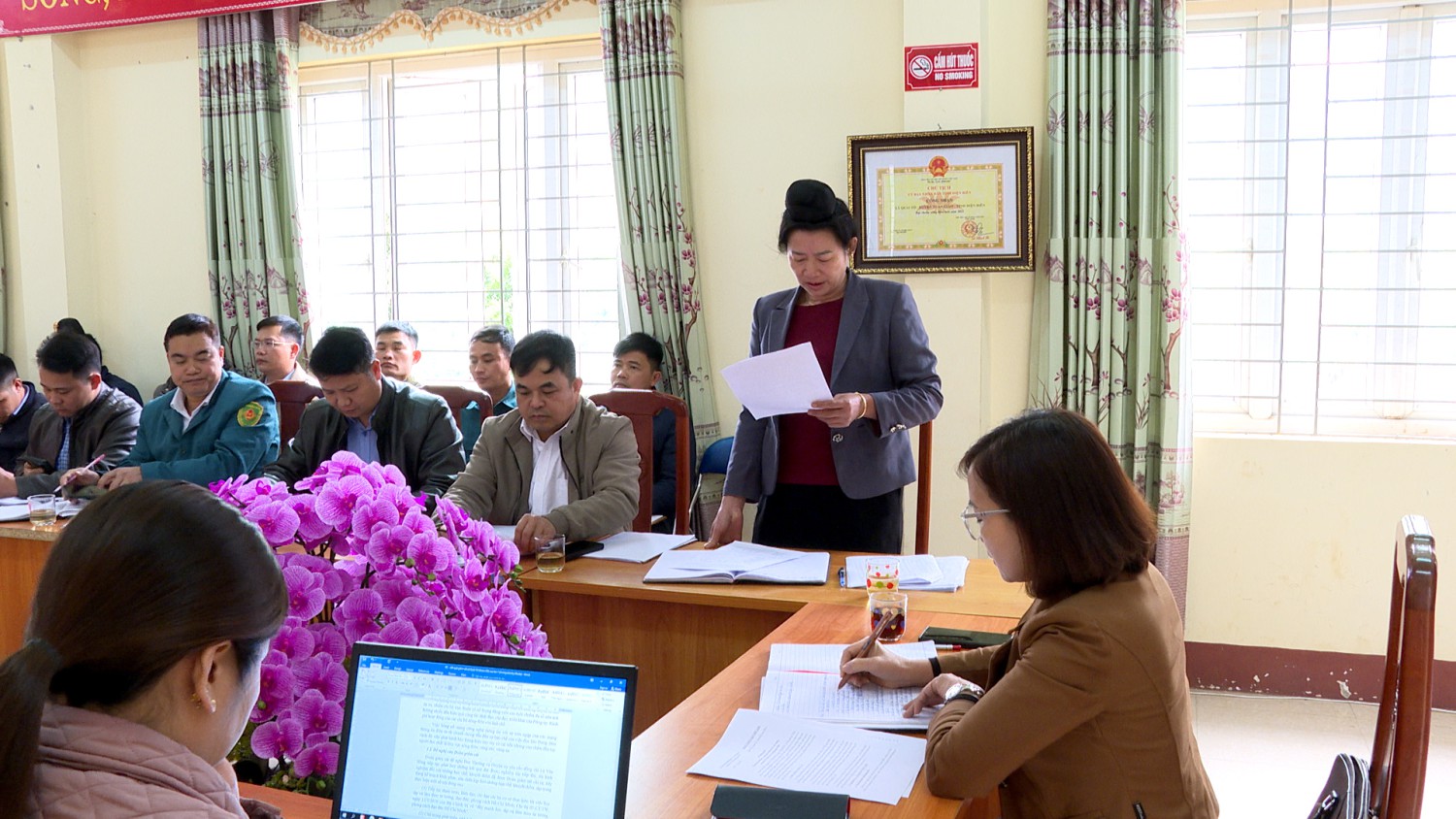 Lãnh đạo Đảng uỷ xã báo cáo với đoàn công tác