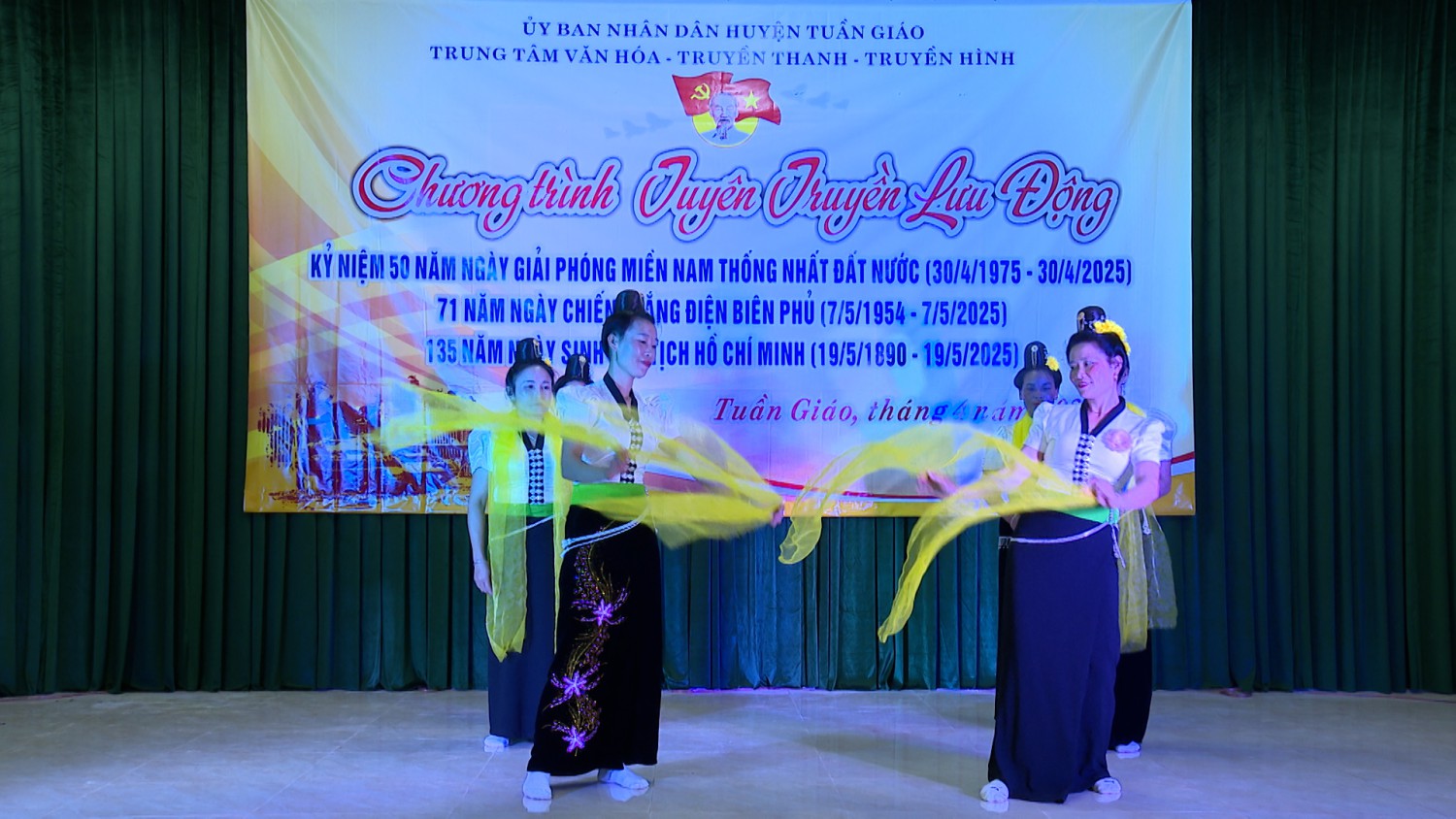 TIẾT MỤC MÚA CỦA ĐỘI VĂN NGHỆ BẢN YÊN XẪ MƯỜNG THÍN TẠI CHƯƠNG TRÌNH