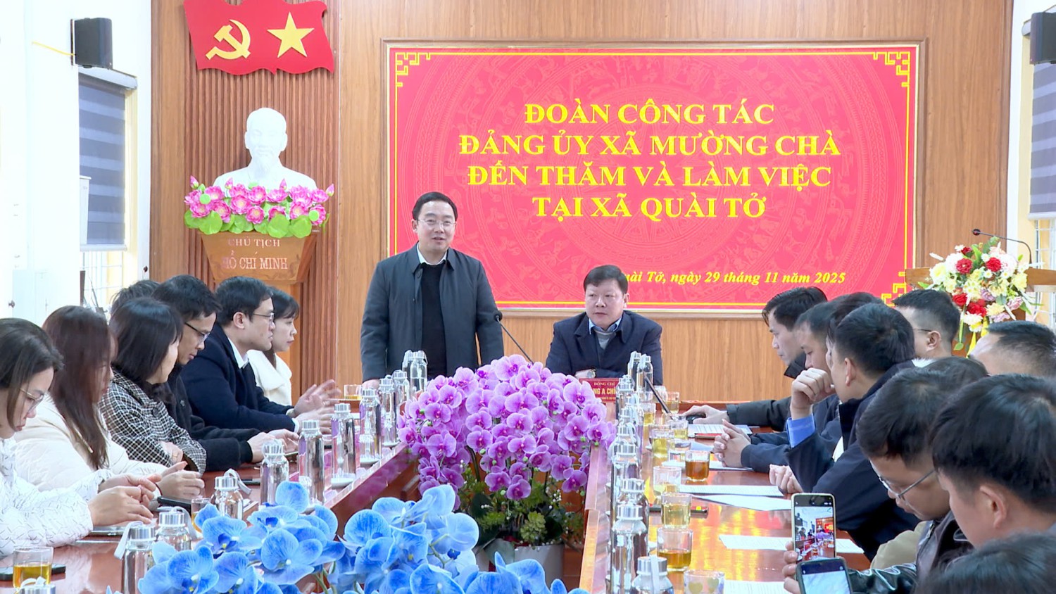 Đoàn công tác Đảng ủy xã Mường Chà thăm và làm việc tại xã Quài Tở