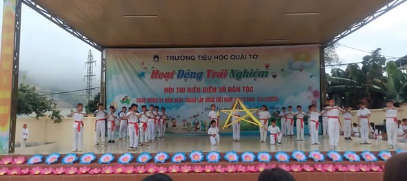 TRƯỜNG TIỂU HỌC QUÀI TỞ TỔ CHỨC HỘI THI BIỂU DIỄN VÕ DÂN TỘC THIẾT THỰC CHÀO MỪNG 81 NĂM NGÀY THÀNH LẬP QUÂN ĐỘI NHÂN DÂN VIỆT NAM 22/12