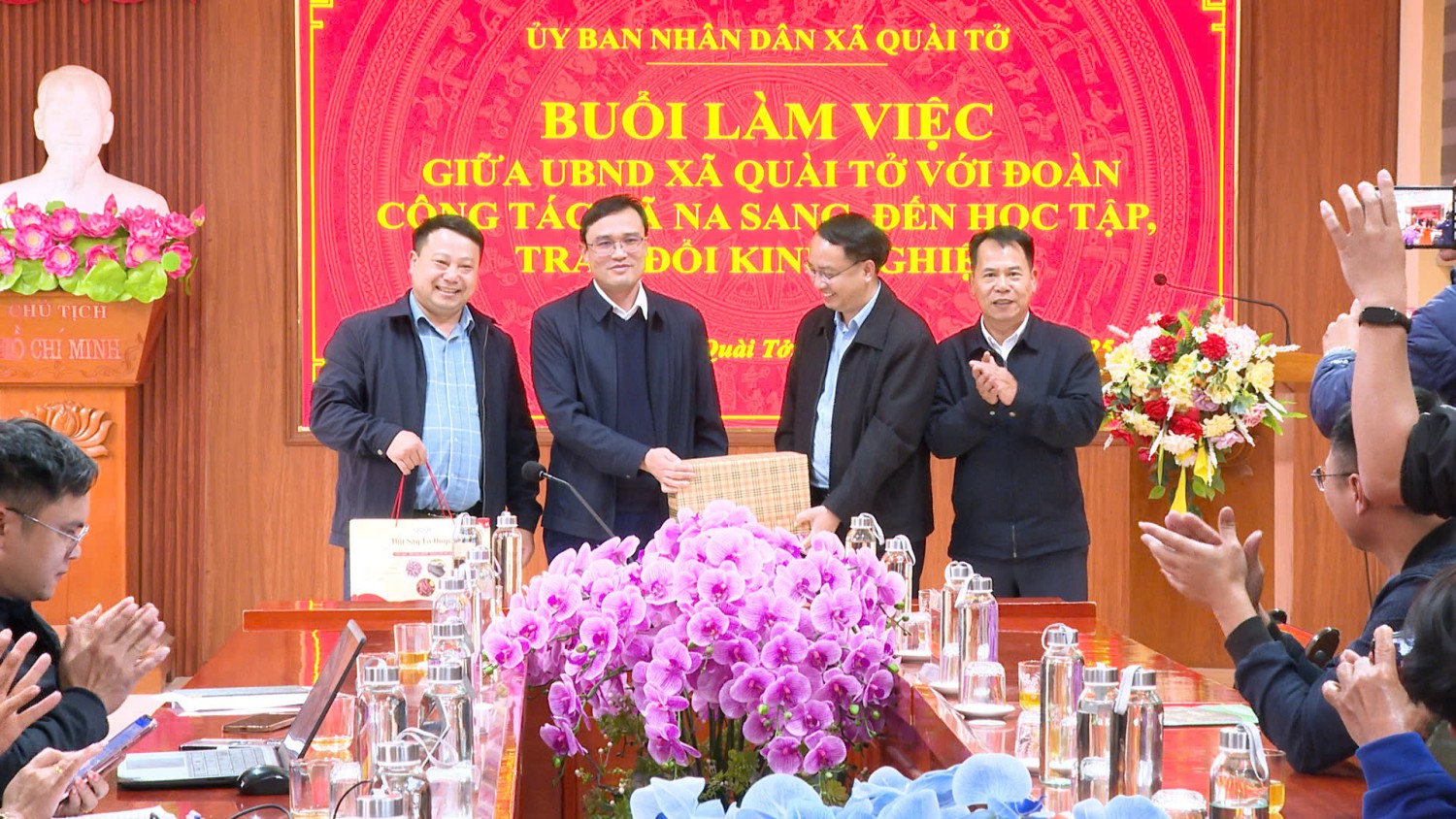 UBND xã Quài Tở làm việc với Đoàn công tác xã Na...