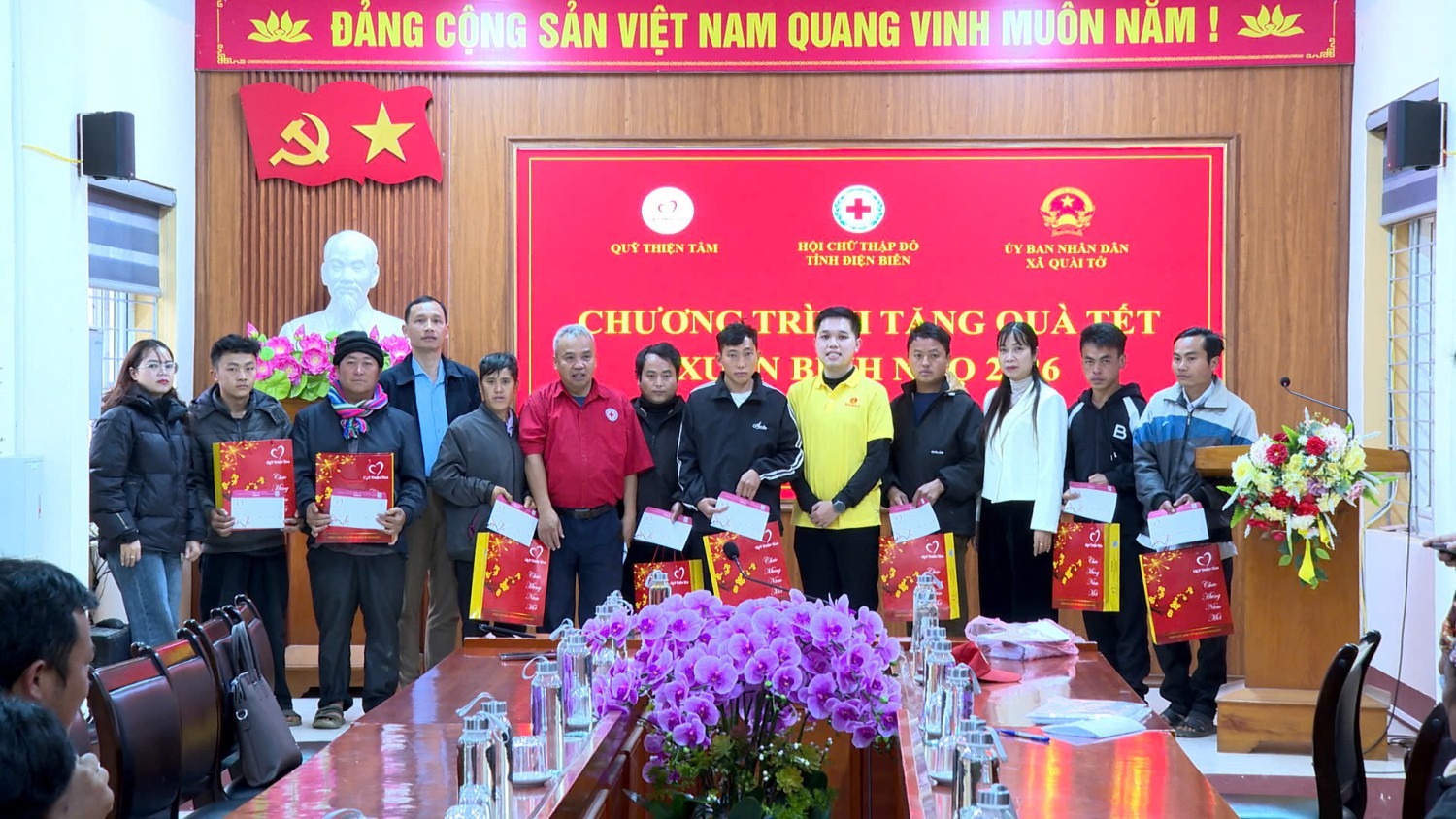 TRAO 200 SUẤT QUÀ TẾT CHO HỘ NGHÈO XÃ QUÀI TỞ