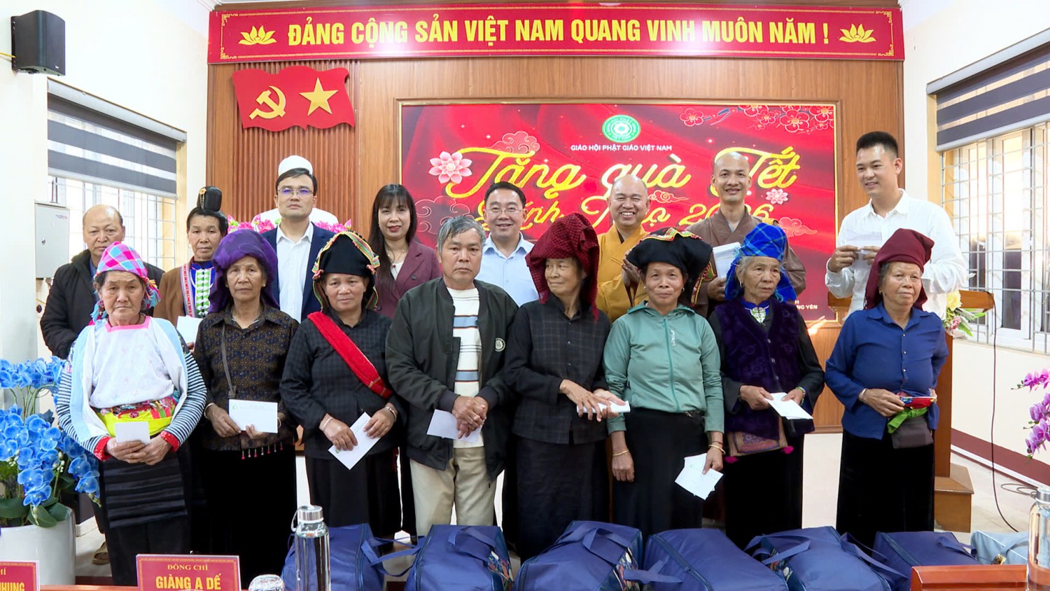 TRAO 200 SUẤT QUÀ TẾT CHO HỘ GIA ĐÌNH KHÓ KHĂN TẠI XÃ QUÀI TỞ