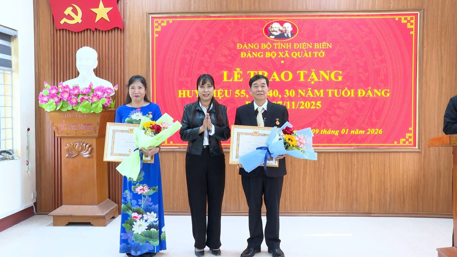 Đảng ủy xã Quài Tở trao tặng Huy hiệu Đảng đợt...