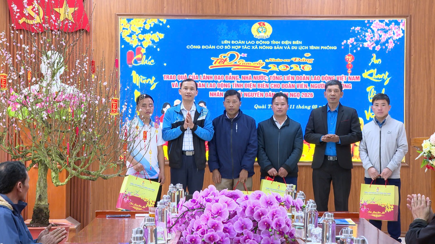 Trao quà Tết cho đoàn viên, người lao động có hoàn cảnh khó khăn tại xã Quài Tở