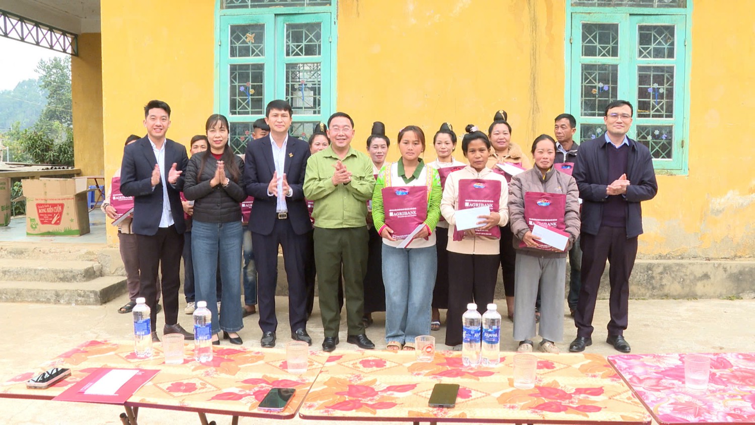 Ngân hàng Nông nghiệp và Phát triển nông thôn Chi nhánh Tuần Giáo trao quà Tết cho hộ nghèo xã Quài Tở