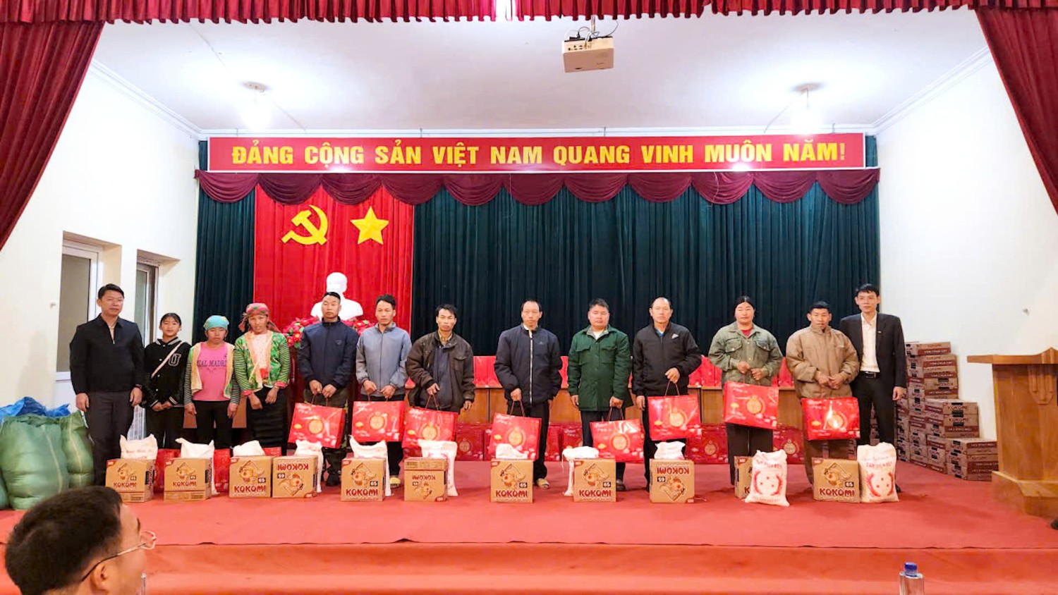 Trao 150 suất quà ấm áp nghĩa tình đến Nhân dân và học sinh xã Quài Tở