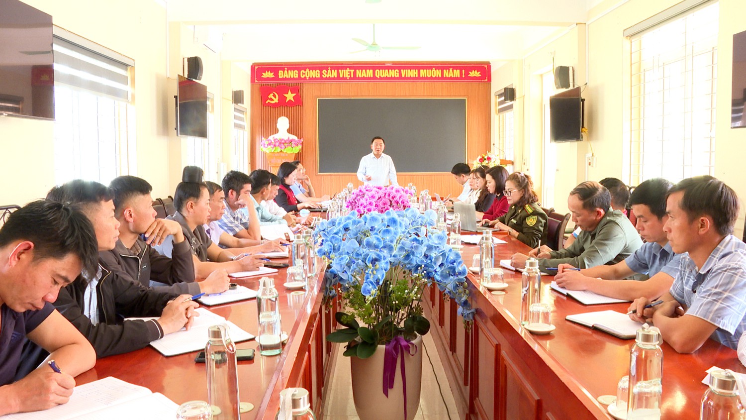 UBND XÃ QUÀI TỞ HỌP BÀN TRIỂN KHAI TRỒNG CÂY CHANH LEO