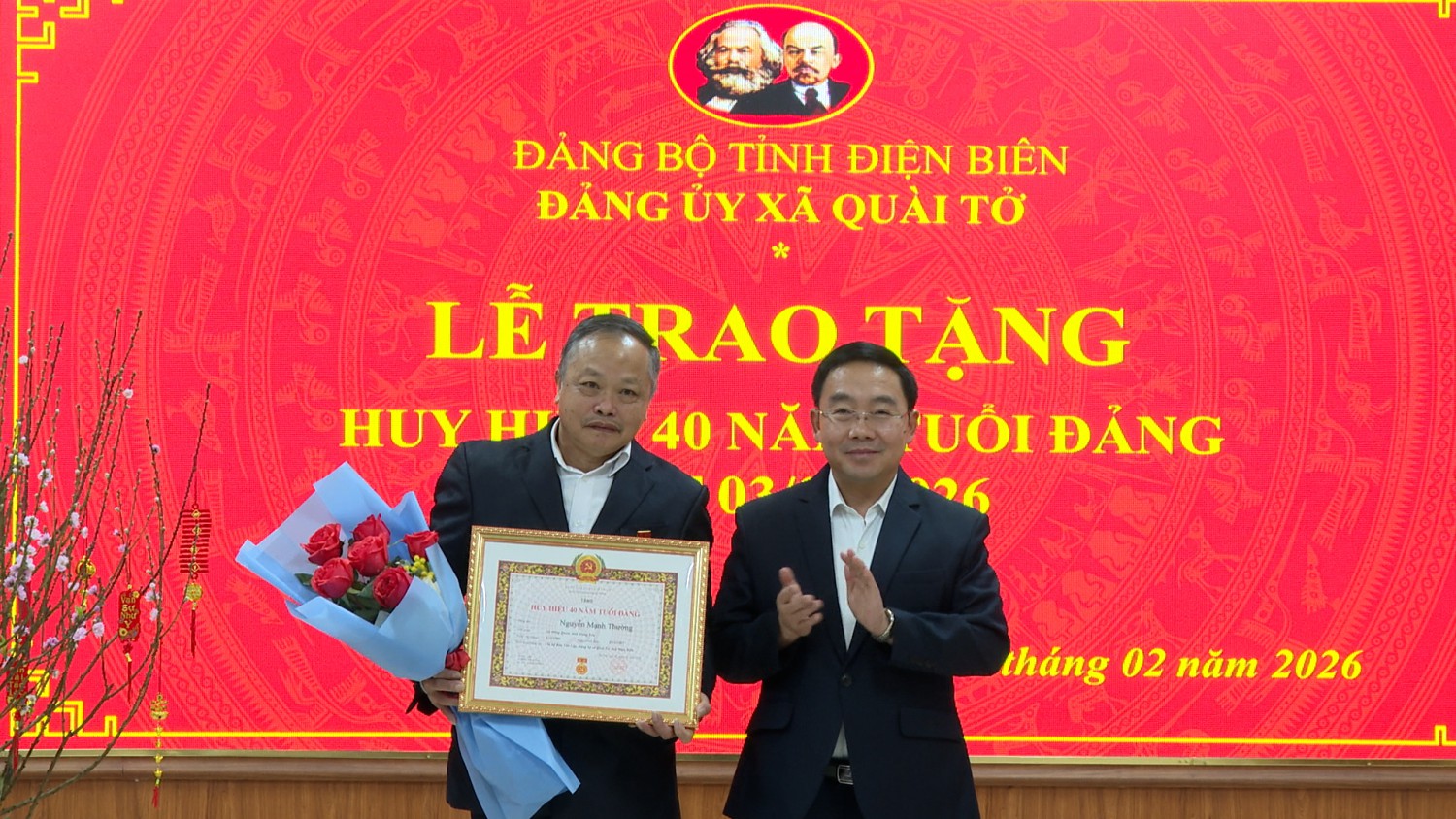 Đảng ủy xã Quài Tở trao tặng Huy hiệu 40 năm tuổi Đảng đợt 3/2/2026