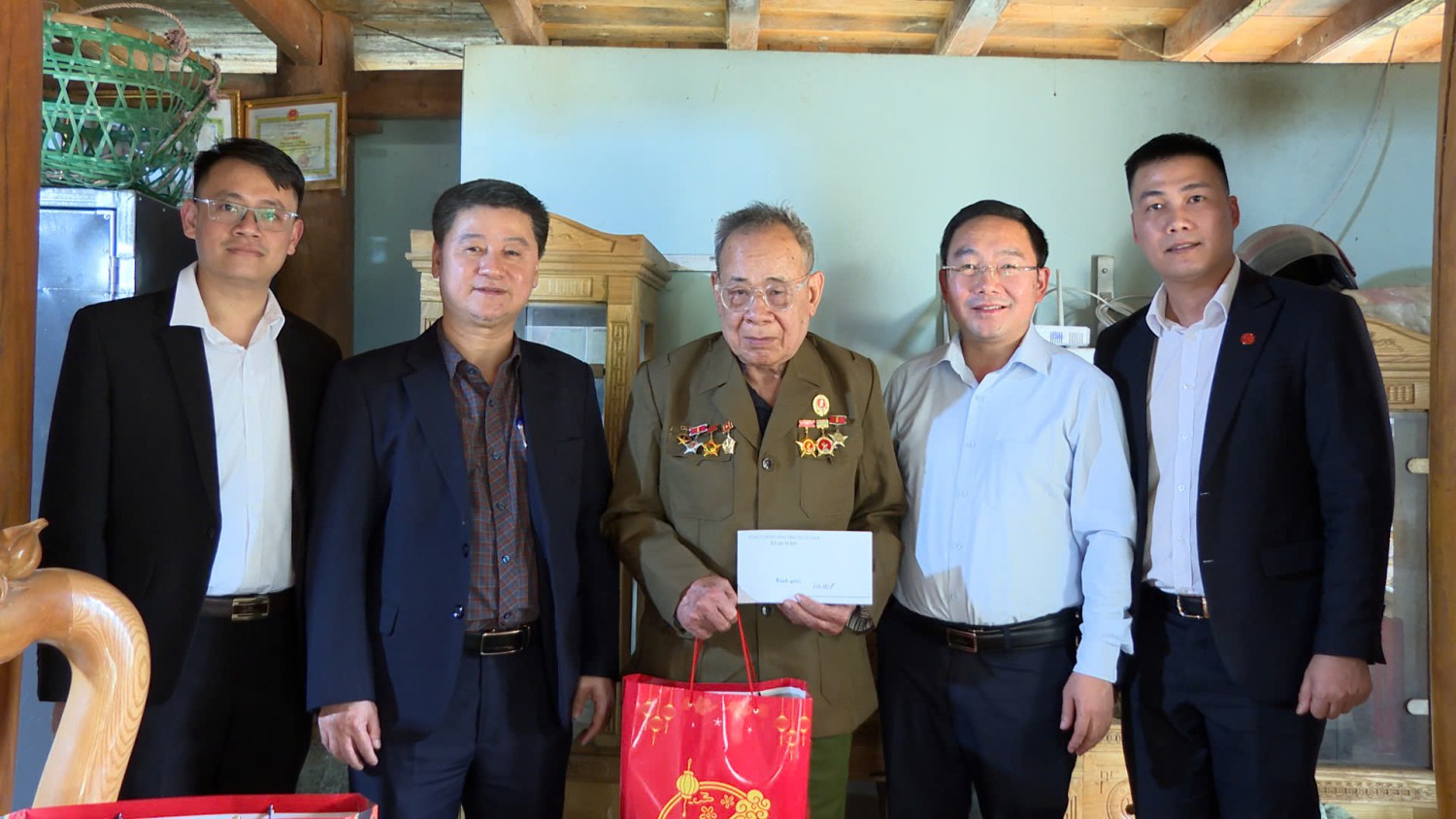 Đồng chí Nguyễn Sỹ Quân thăm, tặng quà gia đình chính sách tại xã Quài Tở