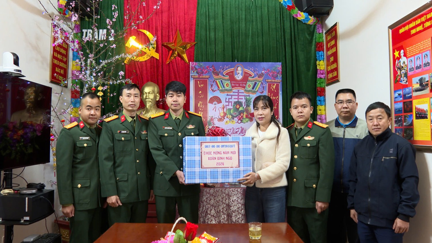 Đồng chí Lường Thị Nhung thăm, tặng quà doanh nghiệp và đơn vị đóng chân trên địa bàn nhân dịp Xuân Bính Ngọ