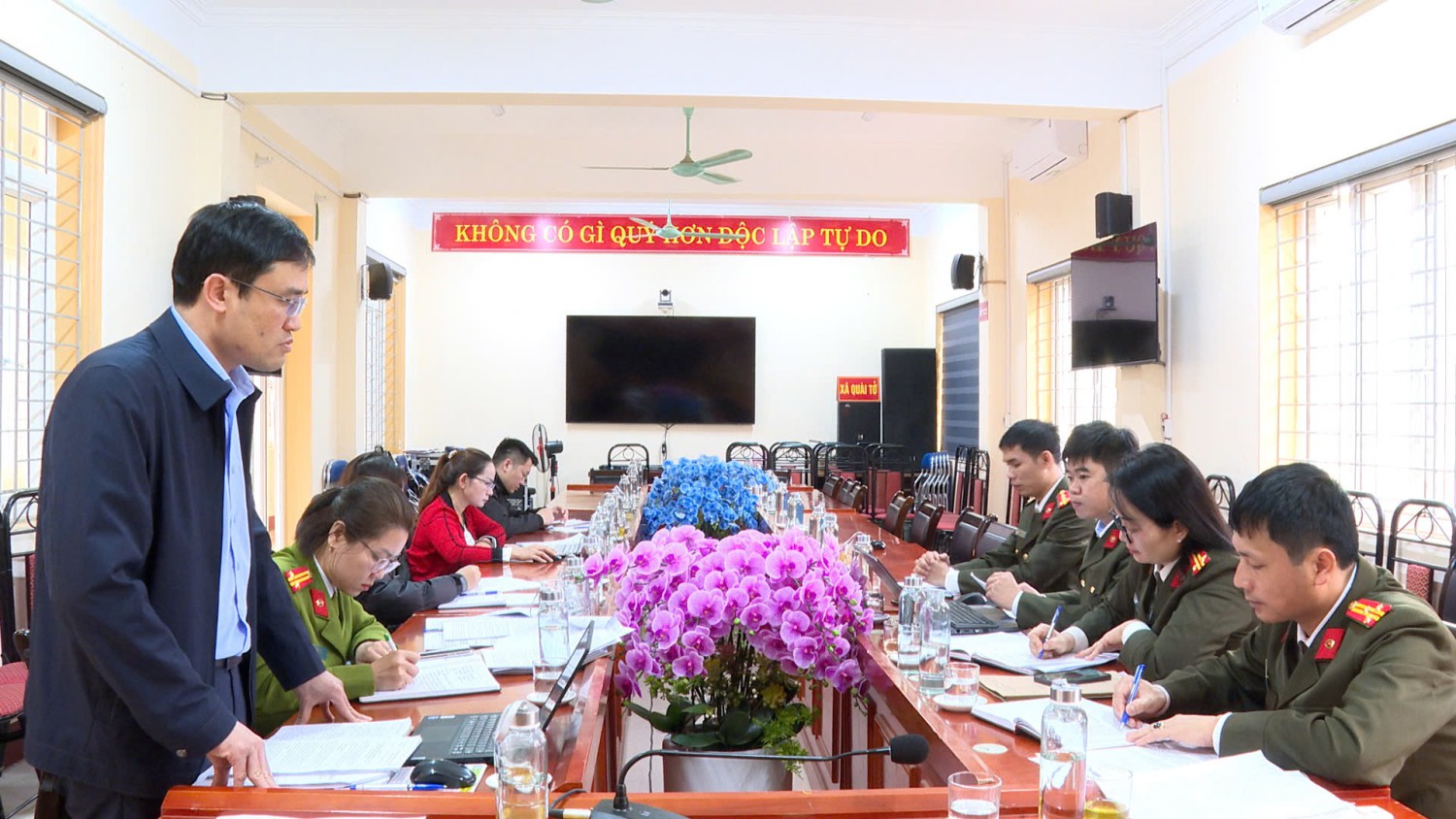 Ủy ban bầu cử xã Quài Tở làm việc với Đoàn công tác Phòng PA03, Công an tỉnh Điện Biên về bảo đảm an ninh, trật tự cuộc bầu cử