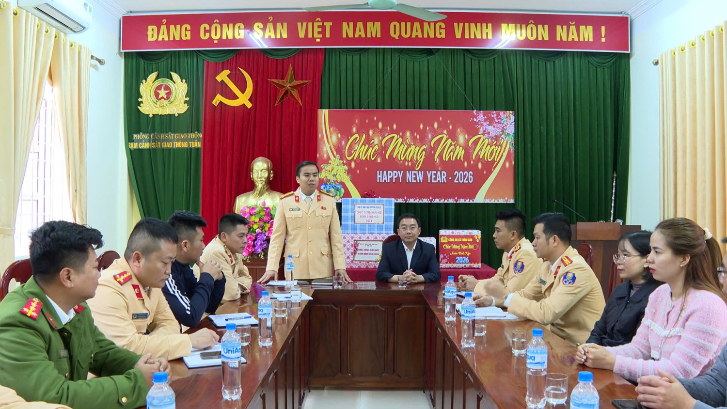 Đồng chí Giàng A Dế thăm, tặng quà hộ nghèo và chúc Tết các cơ quan, đơn vị trên địa bàn xã nhân dịp Xuân Bính Ngọ 2026