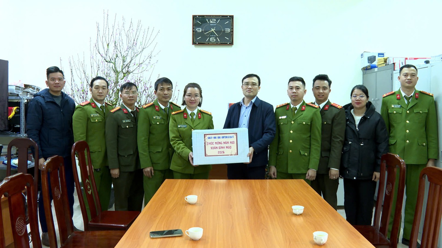 Đồng chí Nhữ Duy Đông thăm, tặng quà động viên Trạm điện 110kV Tuần Giáo và Công an xã