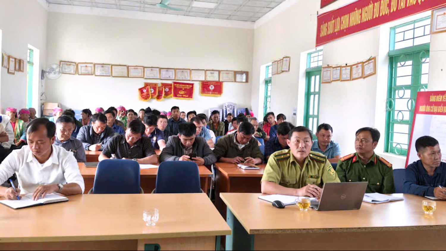 Tổ đại biểu số 5 HĐND xã tiếp xúc cử tri tại bản Ten Hon