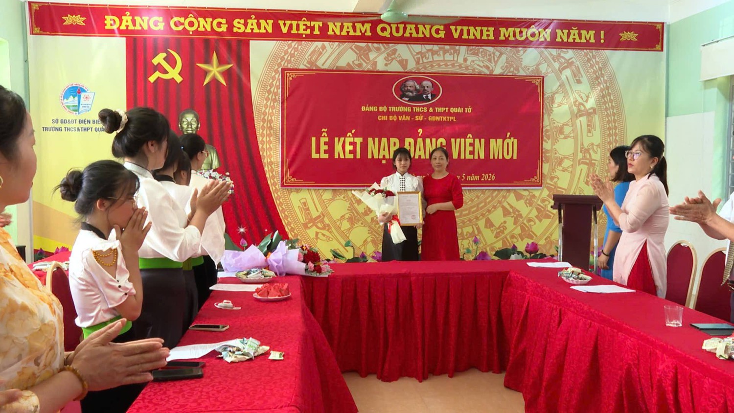 06 học sinh lớp 12 Trường THCS&THPT Quài Tở vinh dự được kết nạp Đảng