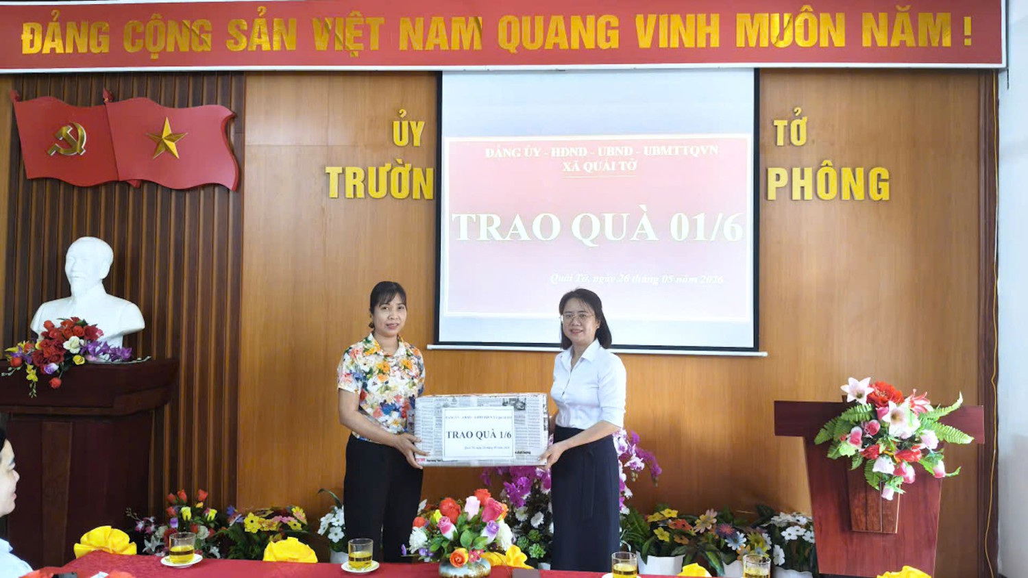 XÃ QUÀI TỞ TRAO QUÀ CHO HỌC SINH CÓ HOÀN CẢNH KHÓ...