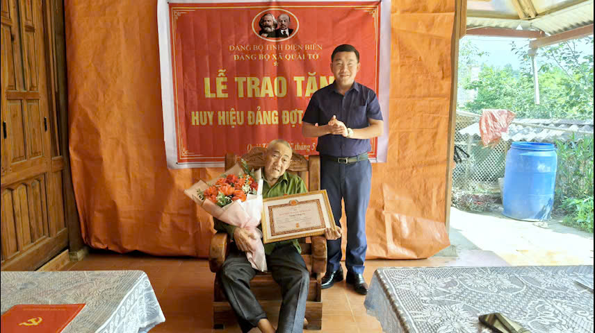 ĐẢNG ỦY XÃ QUÀI TỞ TRAO HUY HIỆU 55 NĂM TUỔI ĐẢNG...