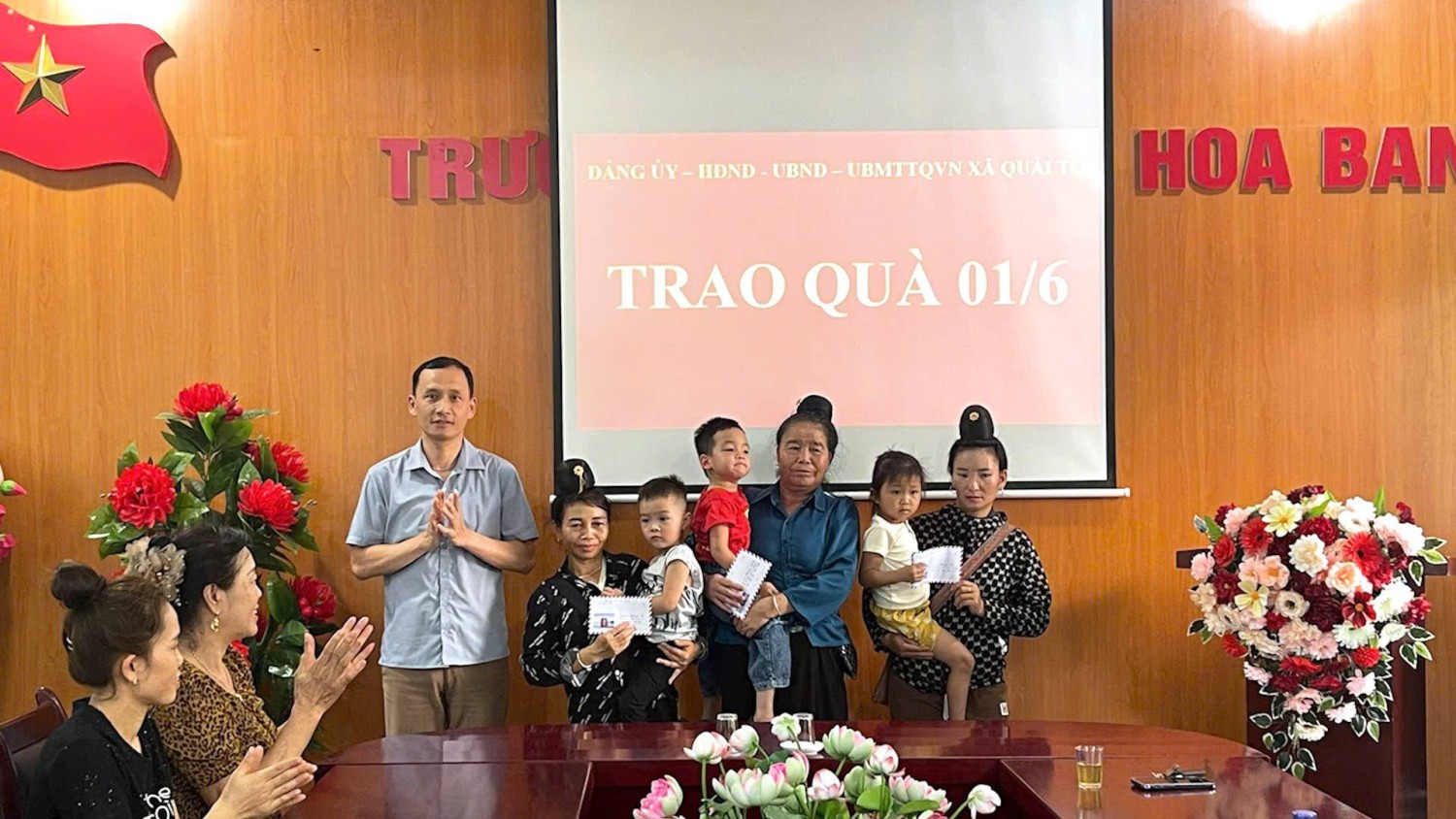 XÃ QUÀI TỞ TRAO QUÀ CHO HỌC SINH CÓ HOÀN CẢNH KHÓ...