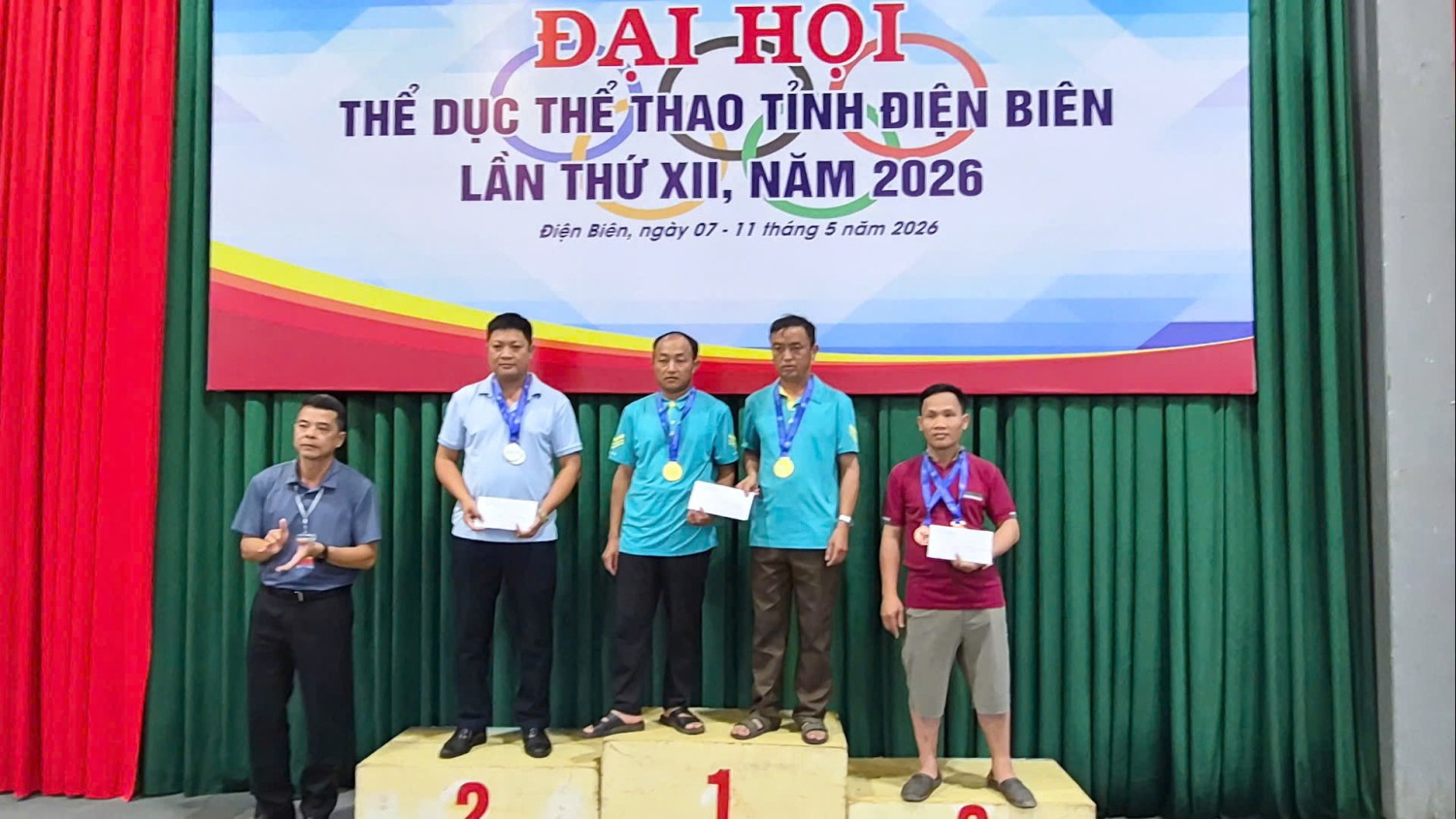 Hình 4
