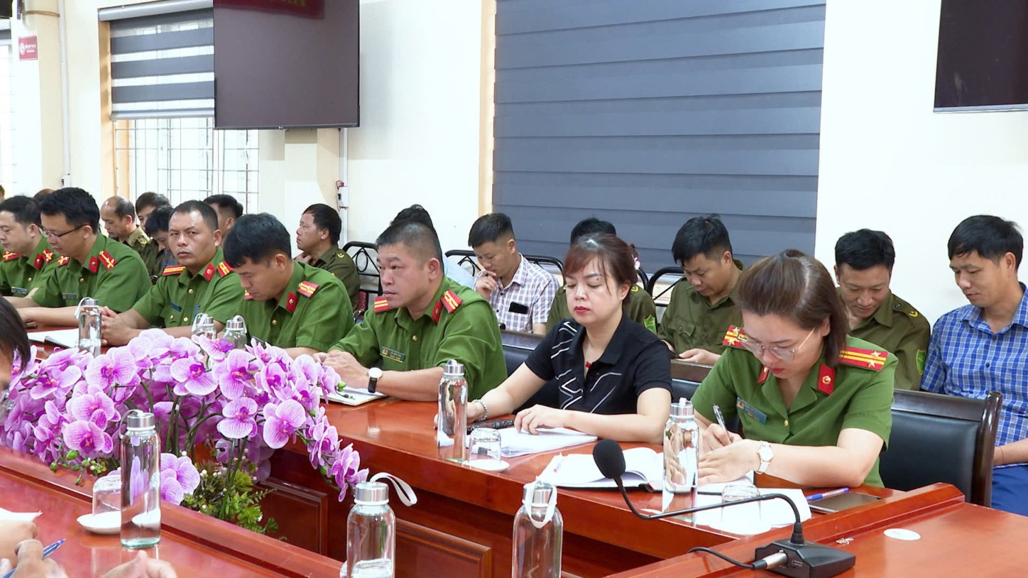 QUÀI TỞ RA QUÂN “CHIẾN DỊCH MÙA HÈ SỐ CÙNG VNeID, HƯỚNG DẪN CÔNG DÂN SỐ, ĐỒNG HÀNH CÙNG NHÂN DÂN THỰC HIỆN ĐỀ ÁN 06”