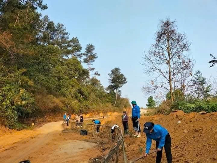 Đoàn Thanh niên, Công an, Quân sự xã Quài Tở ra quân chỉnh trang cảnh quan, trồng hoa tại Bản du lịch cộng đồng Bản Lồng