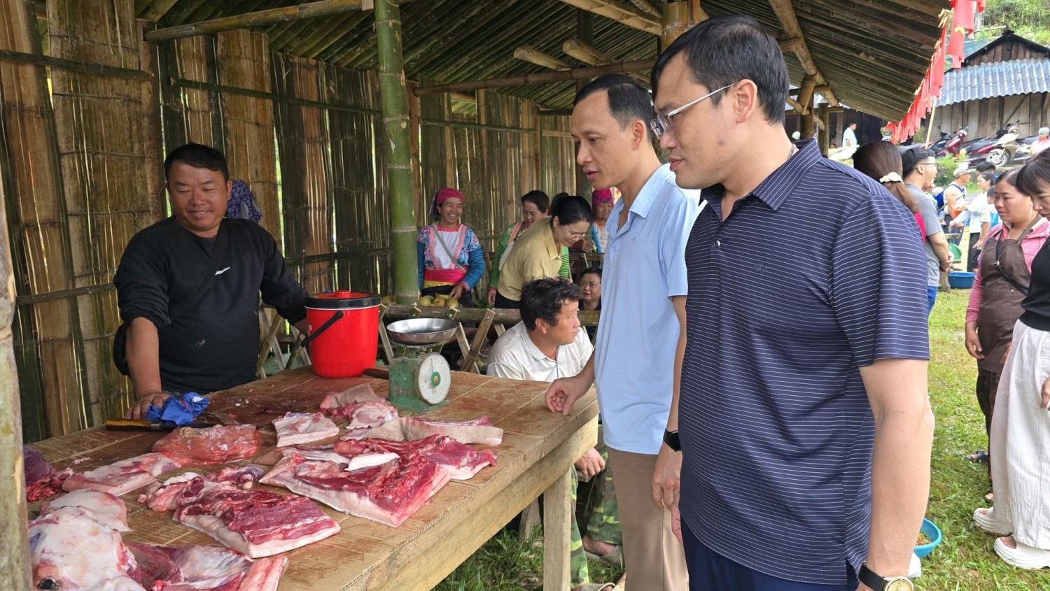 🎉 HÀNG TRĂM DU KHÁCH ĐẾN THAM QUAN, TRẢI NGHIỆM CHỢ DU LỊCH BẢN LỒNG 🏞️