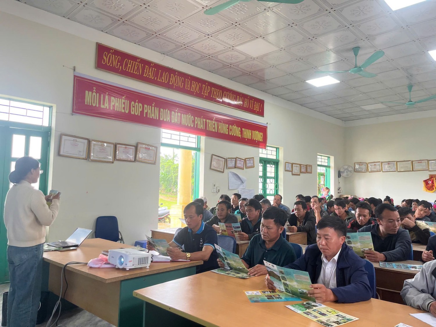 Xã Quài Tở tập huấn kỹ thuật trồng, chăm sóc cây cà phê cho người dân