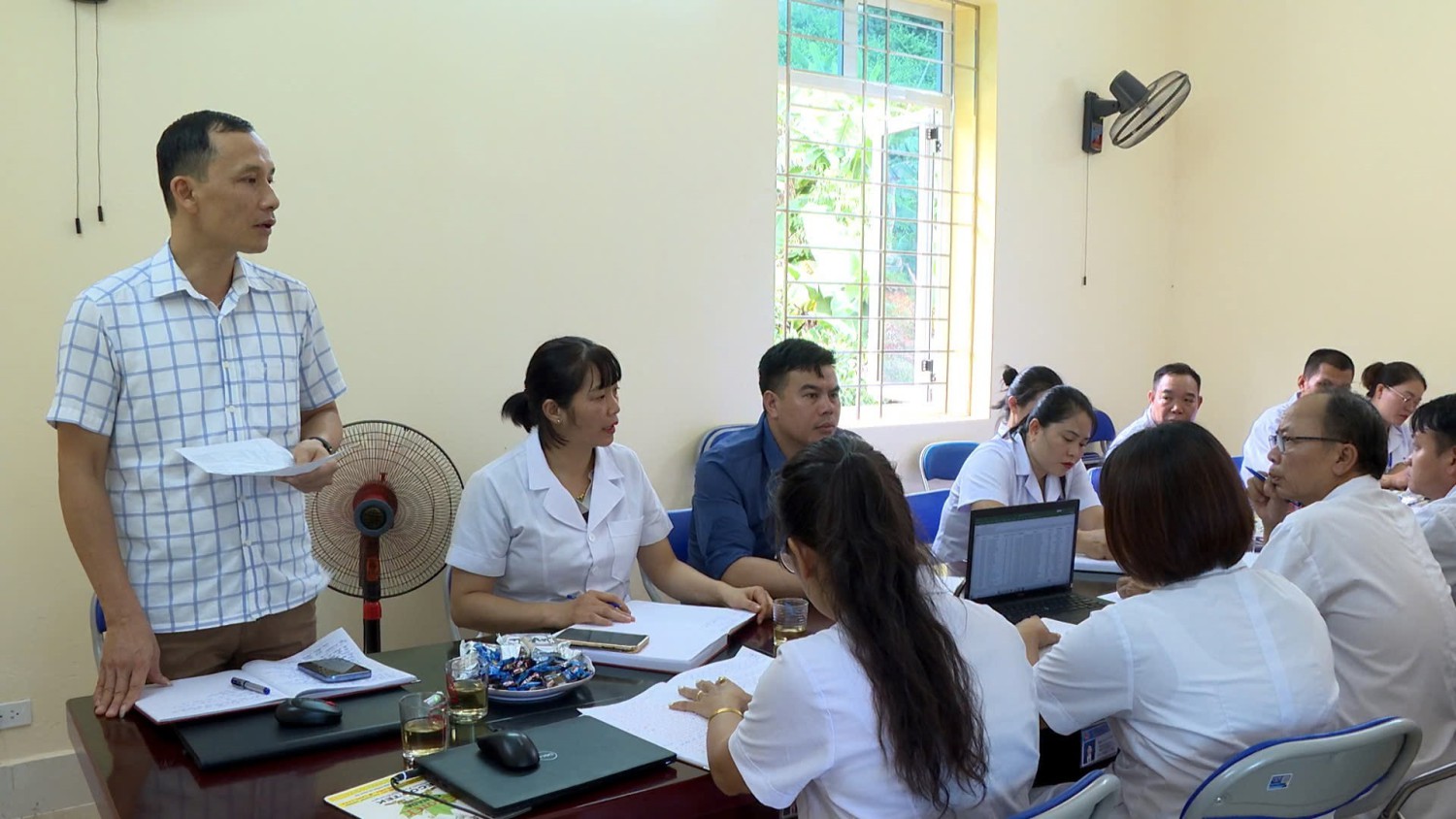UBND xã Quài Tở làm việc với Trạm Y tế về công tác...