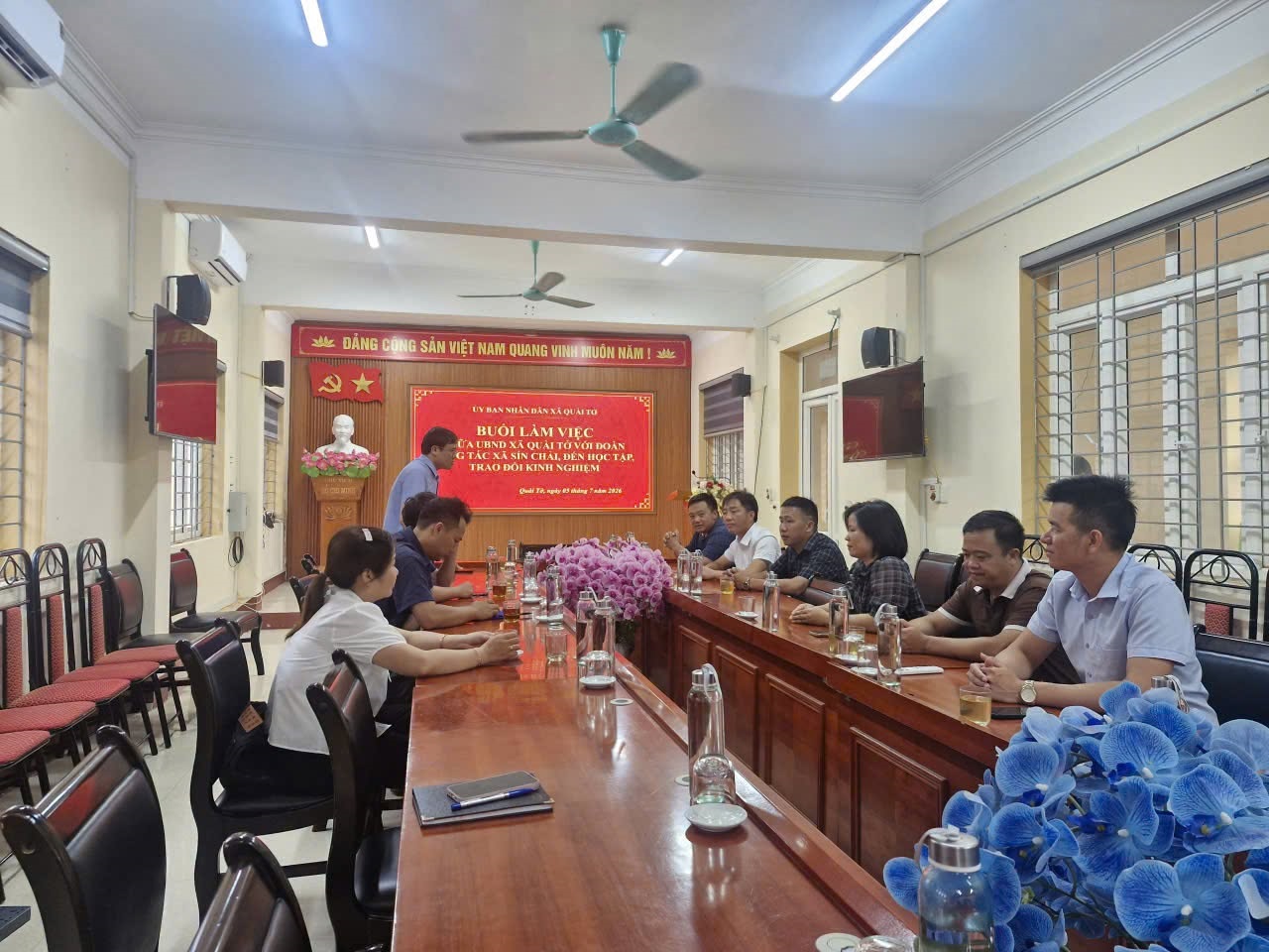 Xã Sín Chải tham quan, học tập kinh nghiệm phát triển cây cà phê, mắc ca tại xã Quài Tở