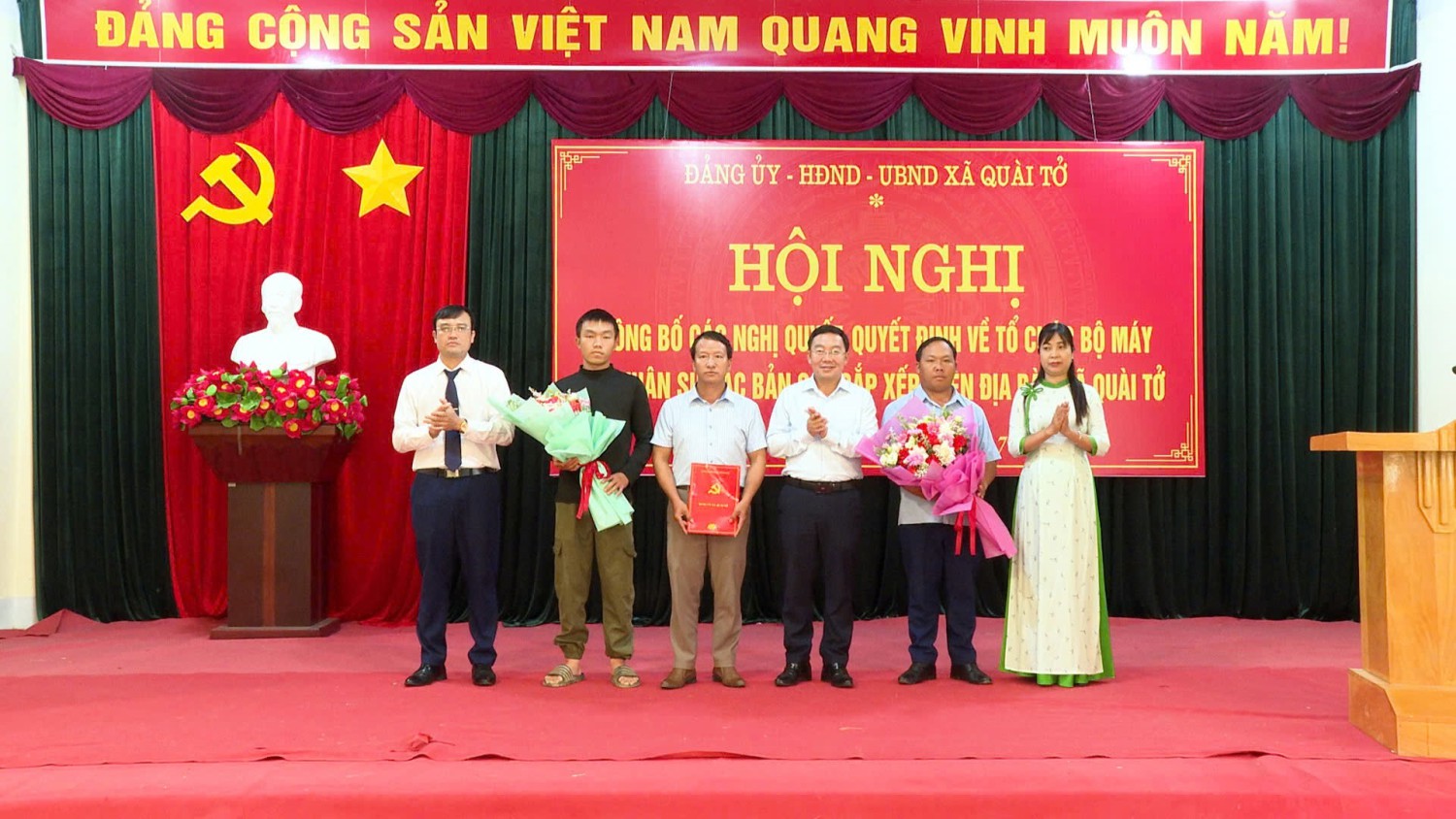 Xã Quài Tở công bố các Nghị quyết, Quyết định về tổ chức bộ máy và nhân sự các bản sau sắp xếp