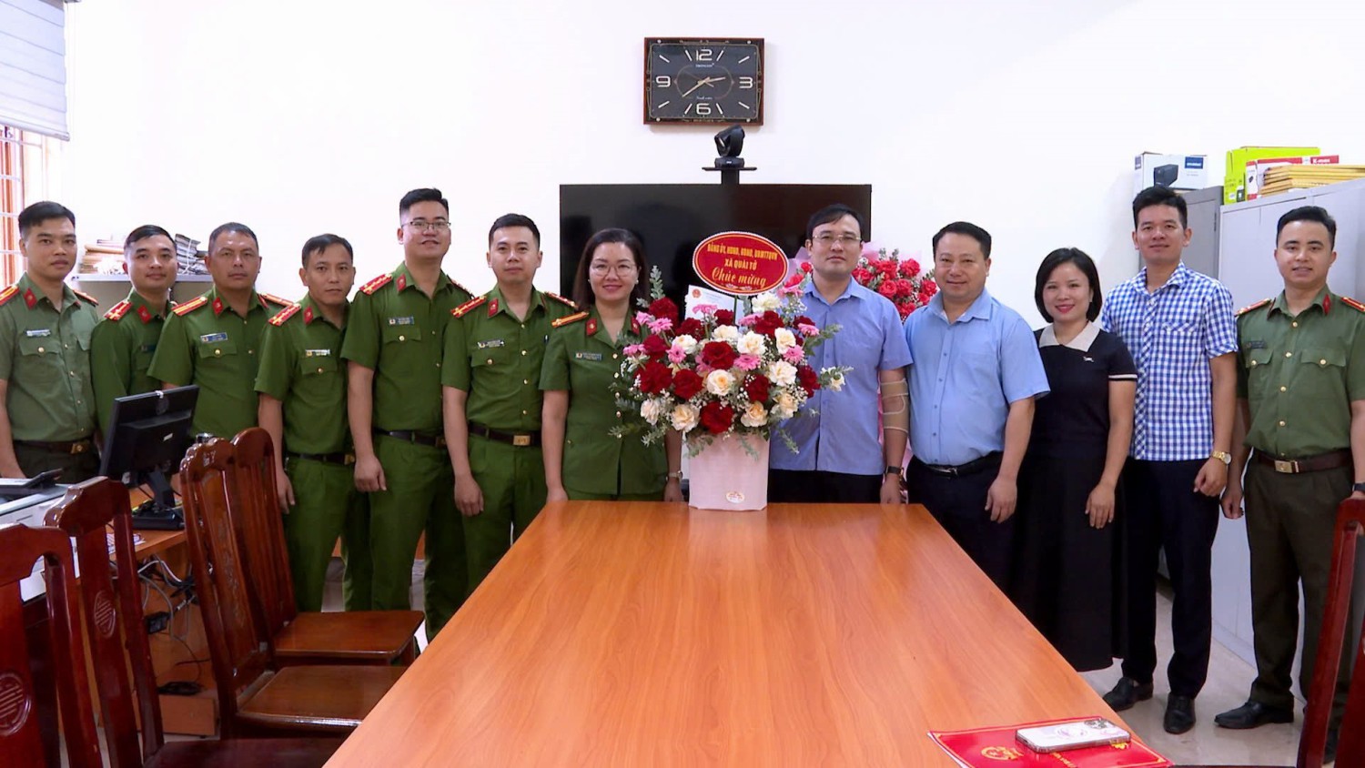 Lãnh đạo xã Quài Tở thăm, động viên lực lượng Công an xã nhân Ngày truyền thống Công an nhân dân