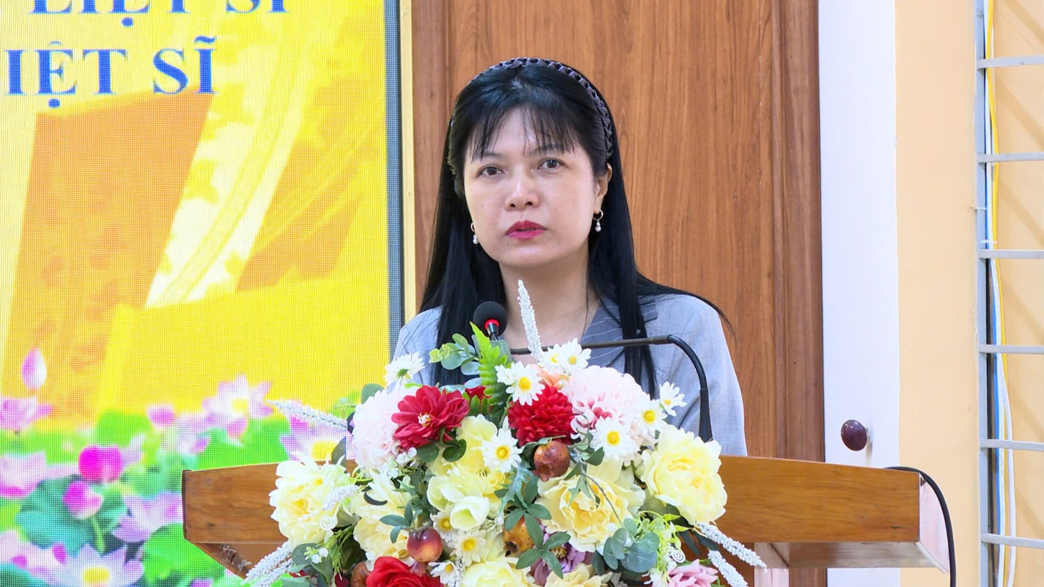 Đoàn ĐBQH tỉnh Điện Biên thăm, tặng quà người có...