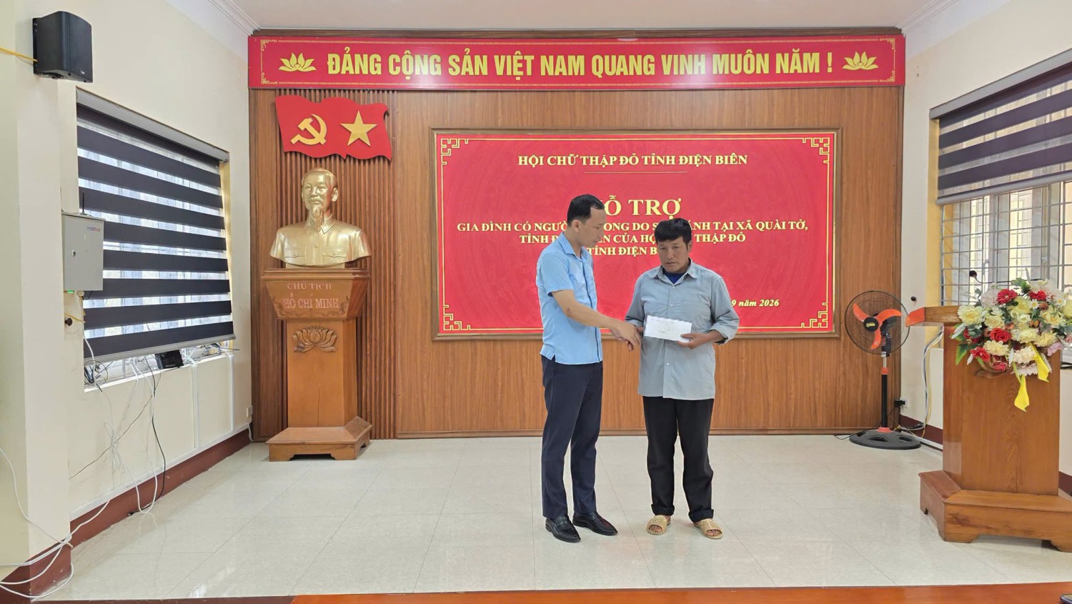 Quài Tở trao hỗ trợ gia đình nạn nhân tử vong do sét đánh