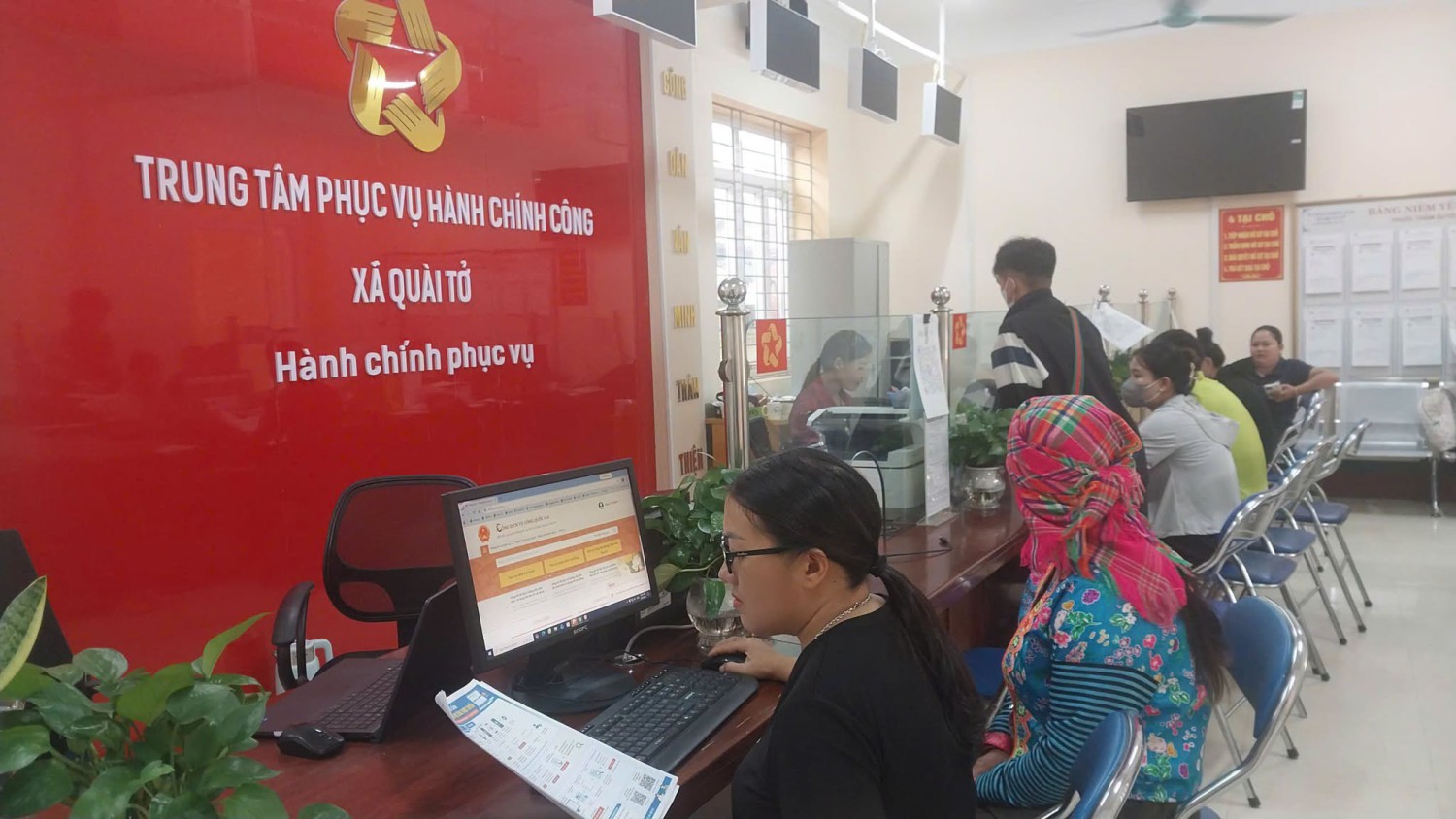 🏛️ Quài Tở: Hướng dẫn người dân tự thực hiện thủ tục hành chính trực tuyến 💻📲