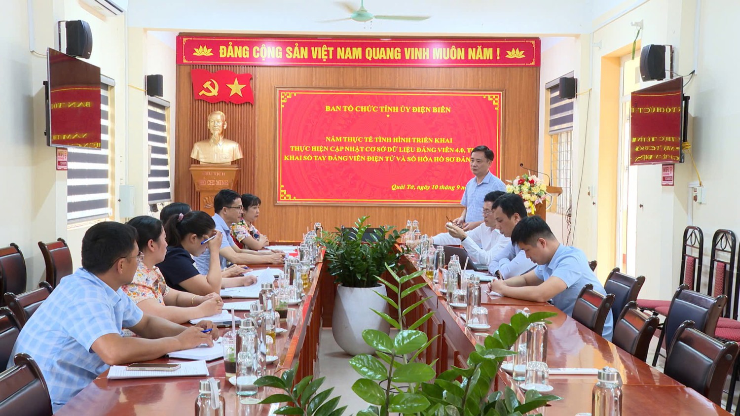 Nắm tình hình cập nhật dữ liệu, số hóa hồ sơ đảng viên tại xã Quài Tở