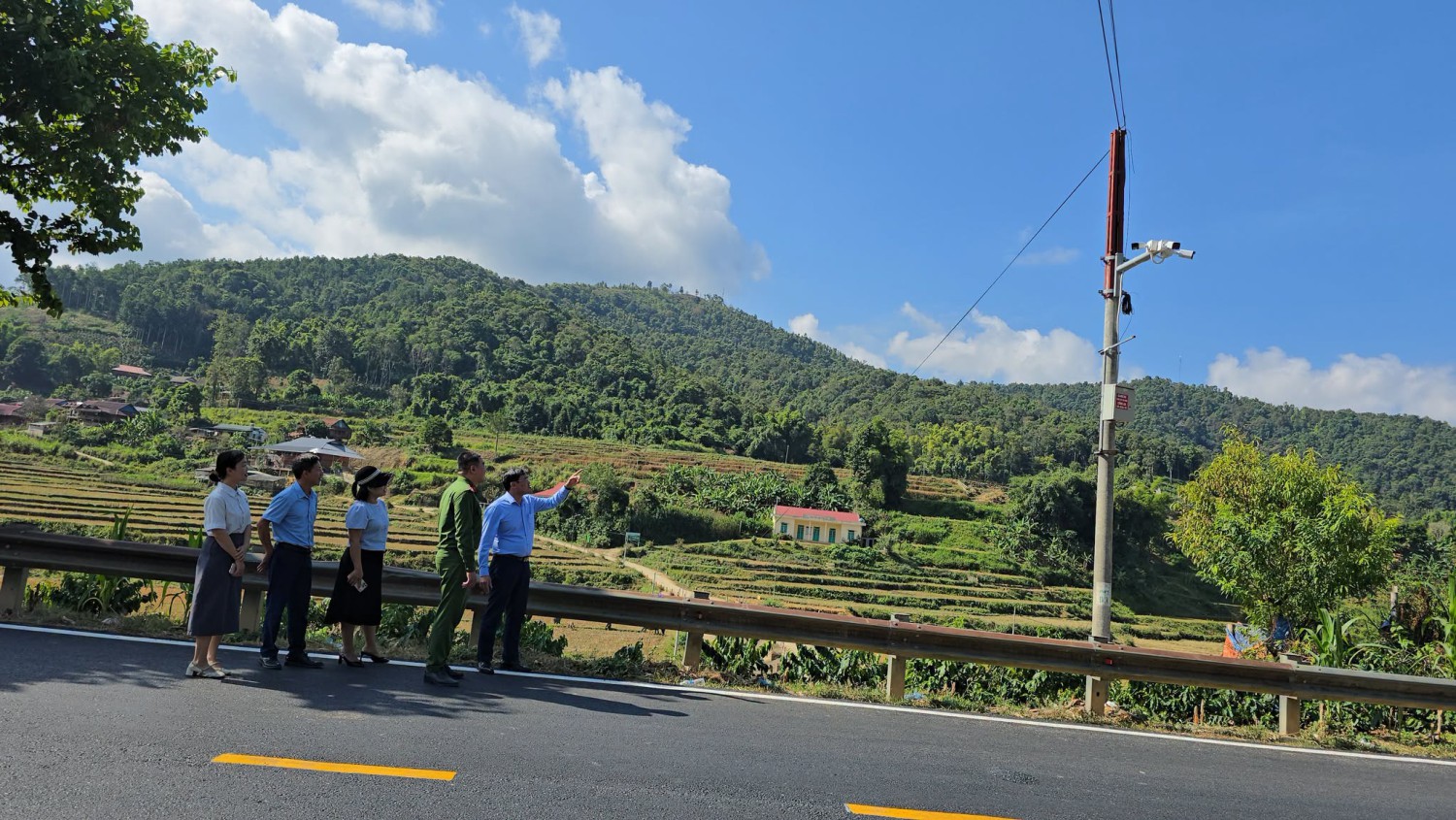 Quài Tở kiểm tra hệ thống camera giám sát an ninh phục vụ chuyển đổi số